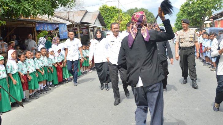 Resmikan Kantor Kelurahan Petobo, Walikota Disambut Adat
