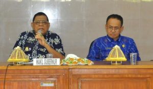 Wakil Gubernur Sulawesi Tengah, H. Sudarto, SH, M.Hum. didampingi oleh Kepala Dinas Pendidikan dan Kebudayaan, H. Ardiansyah L, S.Pd, M.Si