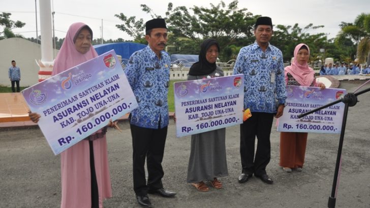 Pemda Touna Salurkan Santunan Ansuransi Nelayan